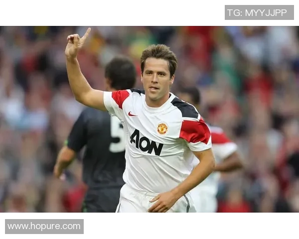 足球明星全身素描艺术作品展现运动之美与激情的完美结合